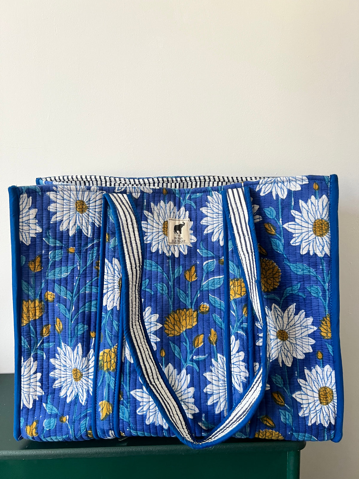 WHITE DAISY REVERSIBLE TOTE BAG