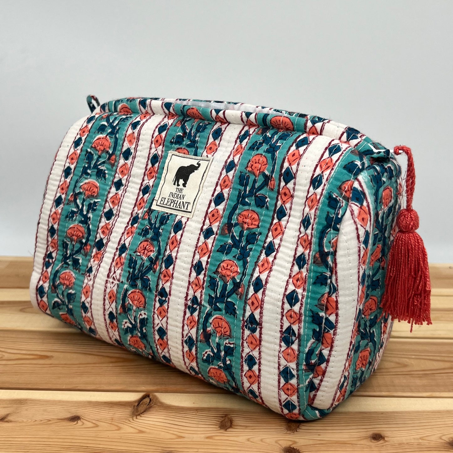 WATERPROOF MAKEUP BAG