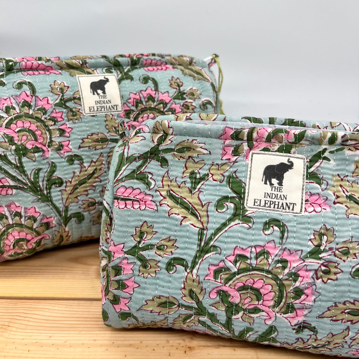 WATERPROOF MAKEUP BAG