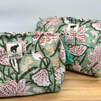 WATERPROOF MAKEUP BAG