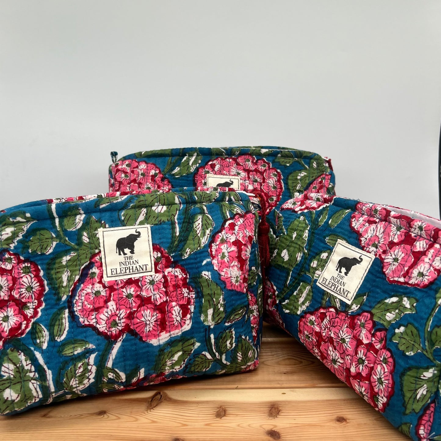 WATERPROOF MAKEUP BAG