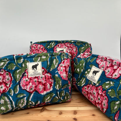 WATERPROOF MAKEUP BAG