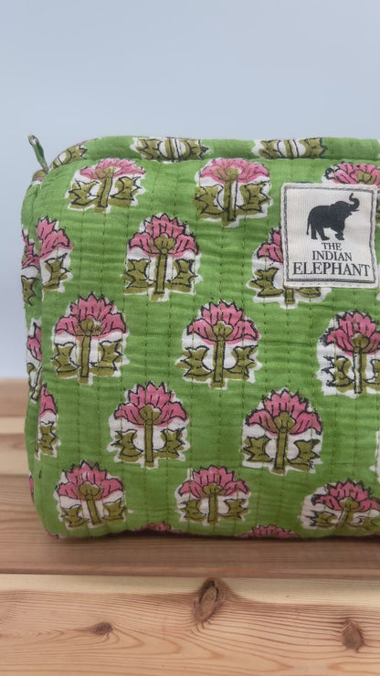 WATERPROOF MAKEUP BAG